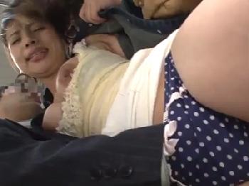 女子校生から女性会社員まで…満員電車でパンティの中に指もペニ棒も突っ込まれそのまま射精される