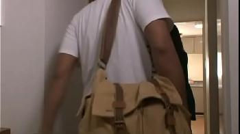 夫がすぐそばに居るのに男友達からセクロスを求められ受け入れる人妻