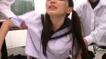 クラスメイトの男子達に拘束され特製バイブ責めされて性的凌辱される美少女