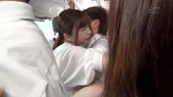 バス車内で背後の男から肉棒を押しつけられたお姉さんが逆に握り返して逆痴漢