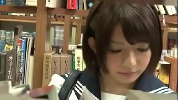 図書室の脚立でバランスを崩した美少女が男の顔面に落ちてクンニリングスからセックス