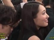 満員電車で痴漢されたミニスカートお姉さん→ペニスを握り返してその場でSEX