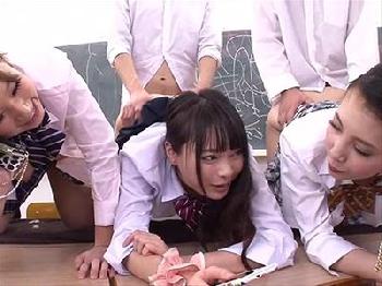 男を空気のように扱う女子校生たちの完全無反応膣射中出し交尾!!