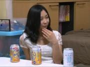 家に招いたとても綺麗な人妻と飲酒してほろ酔い気分→こうなったらHする雰囲気に