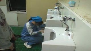 便所に入ったら若妻が掃除していたのでペニスを曝け出して反応を見る