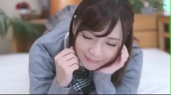 上目遣いのフェラチオが淫靡な色白美少女女子校生と制服姿のままSEX