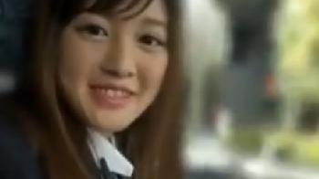 常にニコニコしている美少女女子校生が眼鏡の中年男相手に挿入撮りする