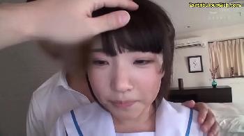 不安そうな表情の美少女が顔に似合わず激しく潮を吹いて狂乱絶頂ます