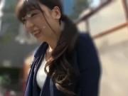 イケメン男からナンパされたとても綺麗な人妻が嬉しくなって夫を忘れて性交する