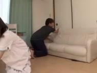 チャーミングな妹はノーブラとパンチラで兄貴を発情させペニスを舐めて責任を取ります