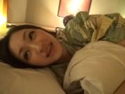 モデル体型の素人お姉さんは旅行に出かけたら旅館で自ら甘く誘いSEXし始める