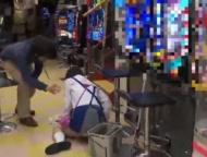 ゲーセンで働くミニスカート美少女が極悪男から玩具のように扱われ性的暴行される