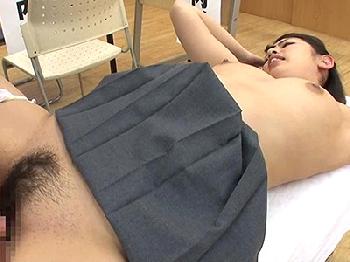 男子が見てる前で膣をご開帳!!羞恥健康診断で犯される美少女女子校生たち