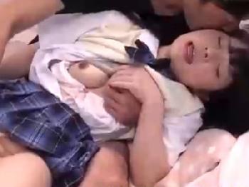 思春期女子校生が目の前で大きなアソコを見せつけられて・・・