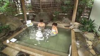 サークル仲間の男女を混浴させたらセックスし始めて穴へ挿入したまま射精してる件