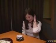 コタツの中でオナニーしたとても綺麗な熟女はすんなりバレて肉棒挿入されます