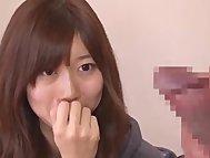 目の前に出された肉棒をマジマジと見つめて辛抱できず食いつく美少女