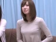 仲良し人妻コンビがあの部屋に入ってフェラチオ対決をさせられる