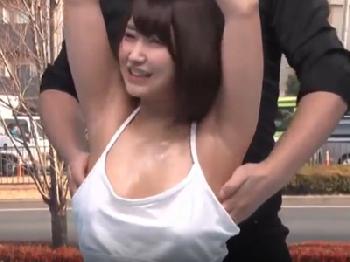 ストレッチエステで彼氏の目の前で気持ち良くされる美少女