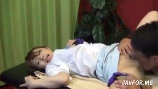 アイドルに居そうなお姉さんがきわどいマッサージをされて感じまくってしまいます