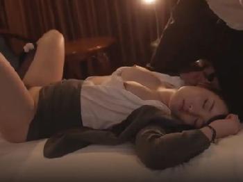 出張先で軽蔑しているセクシャルハラスメント上司に襲われる新人女性会社員