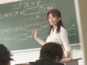 男子生徒と校内でヤッている噂の人妻教師が盗撮されてしまいバレて大ピンチ