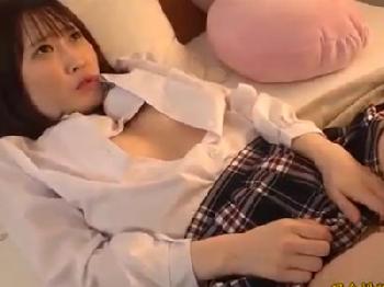 気になる幼馴染からのSEXの練習のお願いを受け入れる女子校生