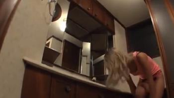 メガネ男から犯されようとしている巨乳黒ギャルはあまり抵抗せずに受け入れます