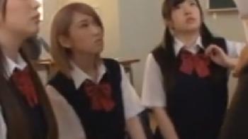 ペニスにとても関心がある美少女トリオには刺激的な精子を注入してあげましょう