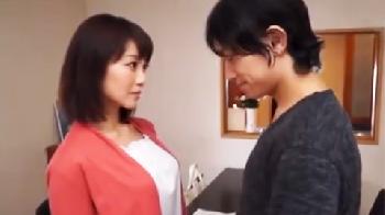 刺激的なチューをして唾液まみれになりながらハードピストンで全力イキする人妻