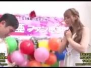 巨乳アイドルが選ばれたファンに刺激的なおもてなしをする極上サービス