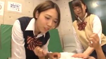 逃げる男子を体育倉庫に追い込んで痴女責め3P性交する色情狂女子校生コンビ