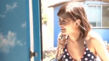 海で遊んでいる水着お姉さんをあの部屋に連れ込んで生ペニスを見せるエロ企画