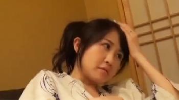 罪悪感を感じながらもカラダは辛抱できず夫以外の男と浮気旅行で挿入して満足な人妻