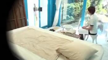 安心して女性スタッフにマッサージされるお姉さん→男性に代わって種付けされます