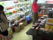 マダムがスーパーで媚薬を塗られて大声で喘いで超興奮SEXを周りに誇示する