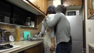 とても綺麗な巨乳人妻とお酒を飲みながら愚痴を聞いてあげていたら性行為に発展に