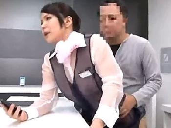 携帯ショップ店員の制服が透け透けに!!有無を言わさず勃起ペニ棒をブチ込んで突きまくる
