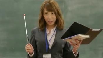 生徒を集めて全裸にさせて性についての実践授業をする変態女教師