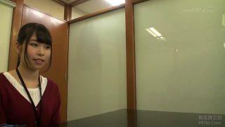 仕事中に密かにオナニーしてる女子社員にペニスを曝け出してみた結果