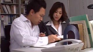 ムラっと興奮して屋上でオナニーする巨乳女性会社員は辛抱できず後輩ペニスを襲います