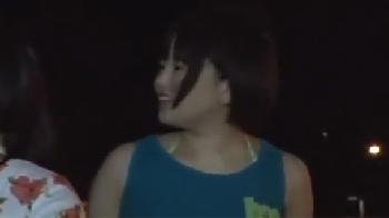 水着姿で夜のバスに乗り込んだ巨乳童顔美少女が肉棒をねじ込まれて悶絶