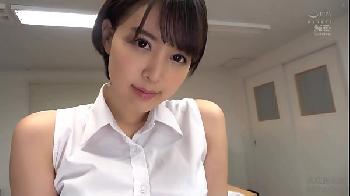 同僚の女性教師が疲れて眠った瞬間に男性教師を甘く誘い性行為する巨乳痴女