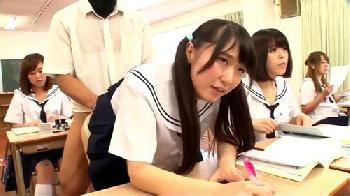 授業中に覆面男と性行為するようなとんでもない学校に転校した美少女