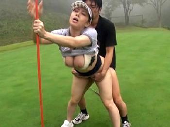 Gカップ乳エロキャディに耐えきれずグリーン上でゴムなし挿入3P!!精子が子宮に着床するホールインワン