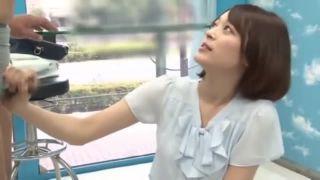 マイクを握っていたのにいつの間にかペニスを握らされてシゴく素人娘