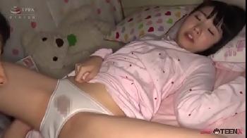 スヤスヤ熟睡している妹を見てムラっと興奮して猥褻な悪戯をして禁断中出し交尾