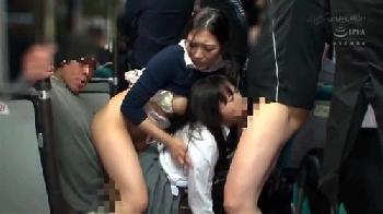 一緒にバスに乗った巨乳お姉さんと美少女女子校生が2人とも痴漢に遭い犯される