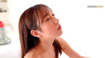 色白でエロティックボディの美少女が奥まで突かれ臭い精液をぶっかけられます