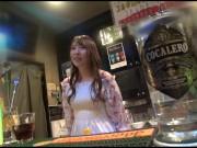 バーで働く巨乳お姉さんがナイショでスペシャルサービスしてくれます